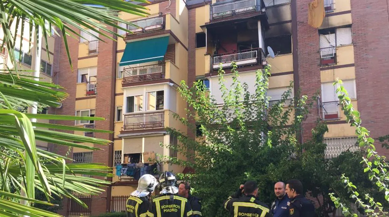 Fachada de la vivienda incendiada en La Latina