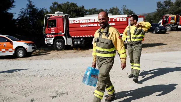 Continúan trabajando en el incendio de Miraflores, «completamente estabilizado», para evitar rebrotes