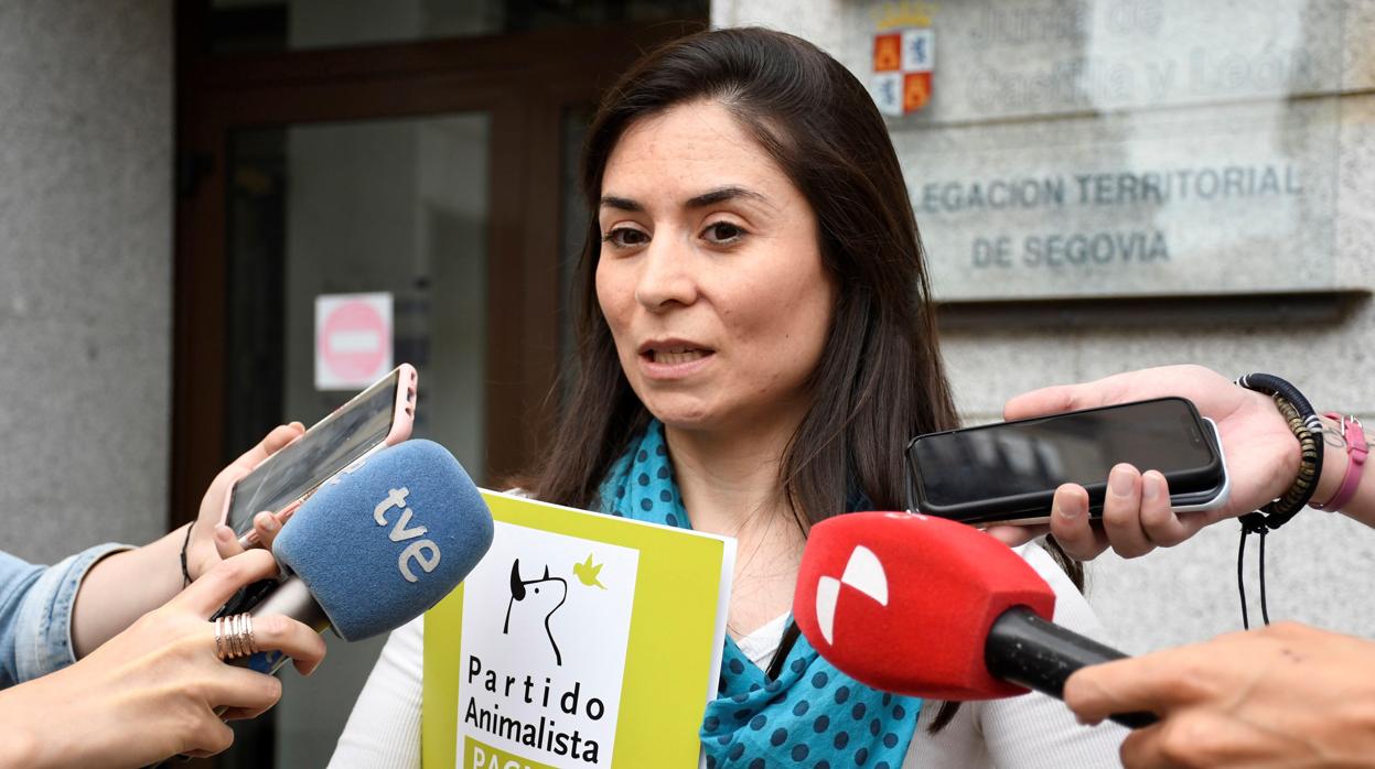 La portavoz del Partido Animalista Contra el Maltrato Animal (Pacma) Laura Duarte atiende a los medios durante la presentación esta mañana frente a la Delegación Territorial de la Junta de Castilla y León en Segovia este julio