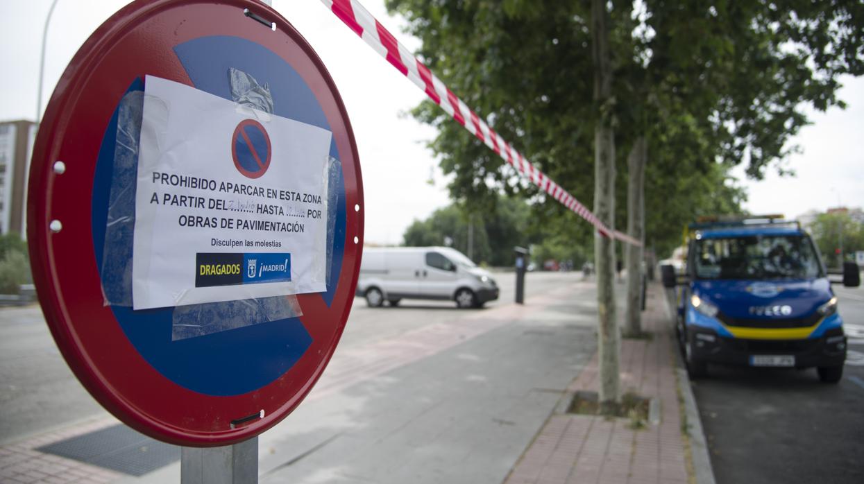 Carteles del Ayuntamiento advierten de la prohibición de aparcar por obras de pavimentación, en una imagen de archivo