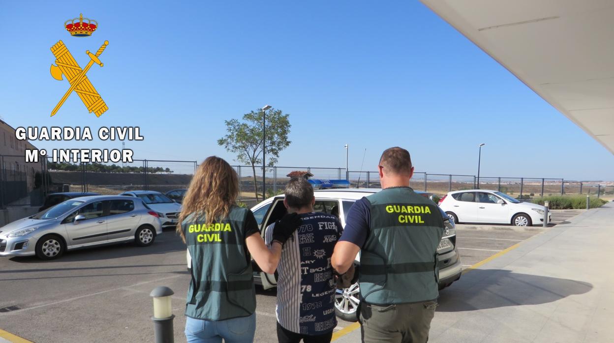 Dos agentes de la Guardia Civil custodian al detenido