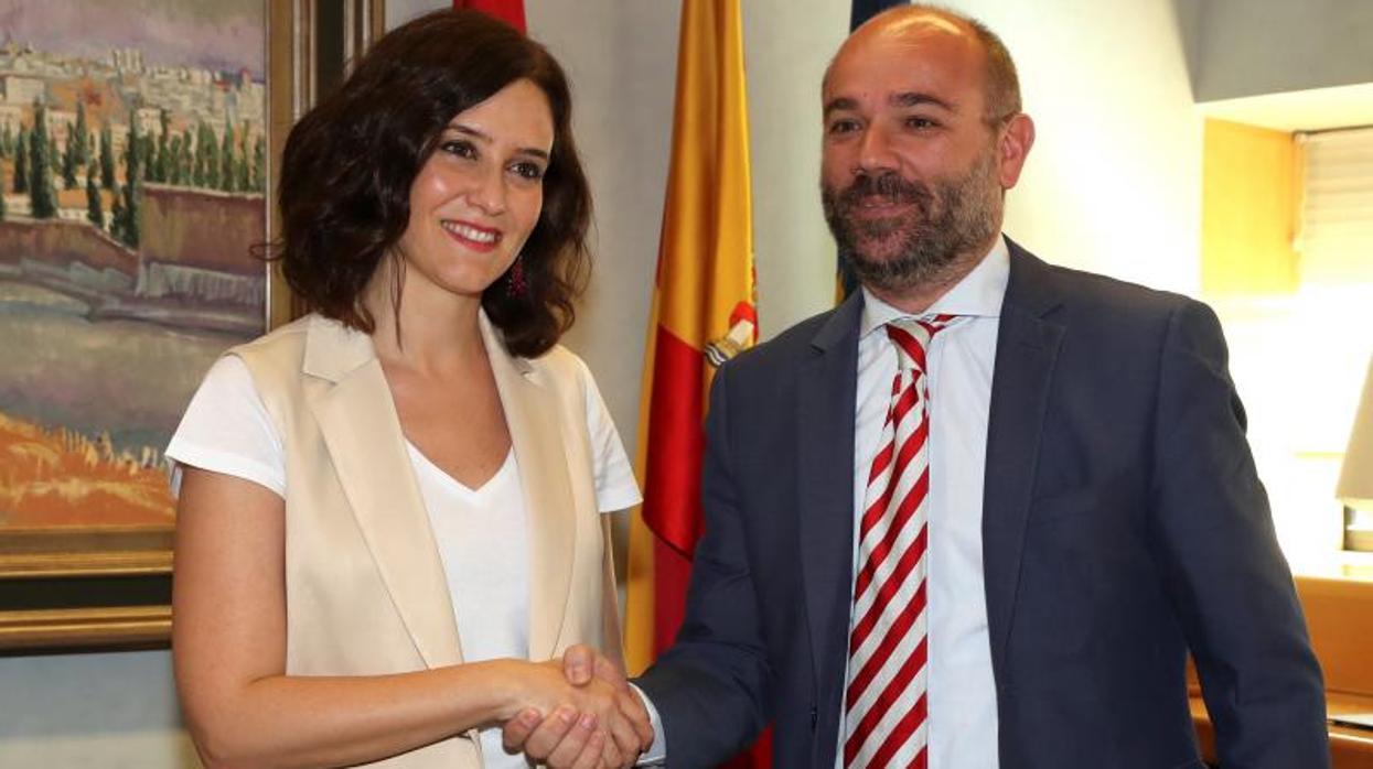 La futura presidenta de la Comunidad de Madrid, Isabel Díaz Ayuso, ayer, saluda al presidente de la Asamblea, Juan Trinidad