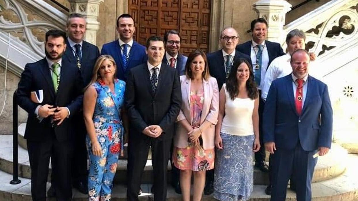 Juan Ramón Adsuara. junto a varios cargos del PP en la constitución de la Diputación de Valencia