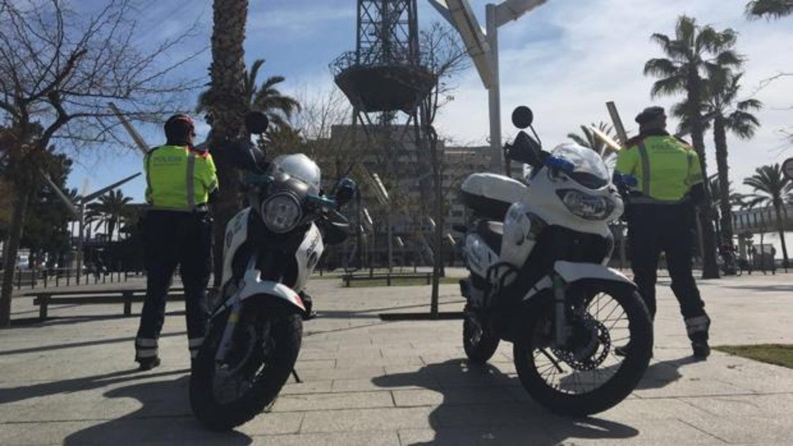 Dos agentes de los Mossos, en el centro de Barcelona