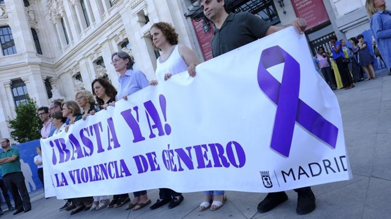 Ediles del Ayuntamiento de Madrid portan una pancarta contra la violencia machista en 2018