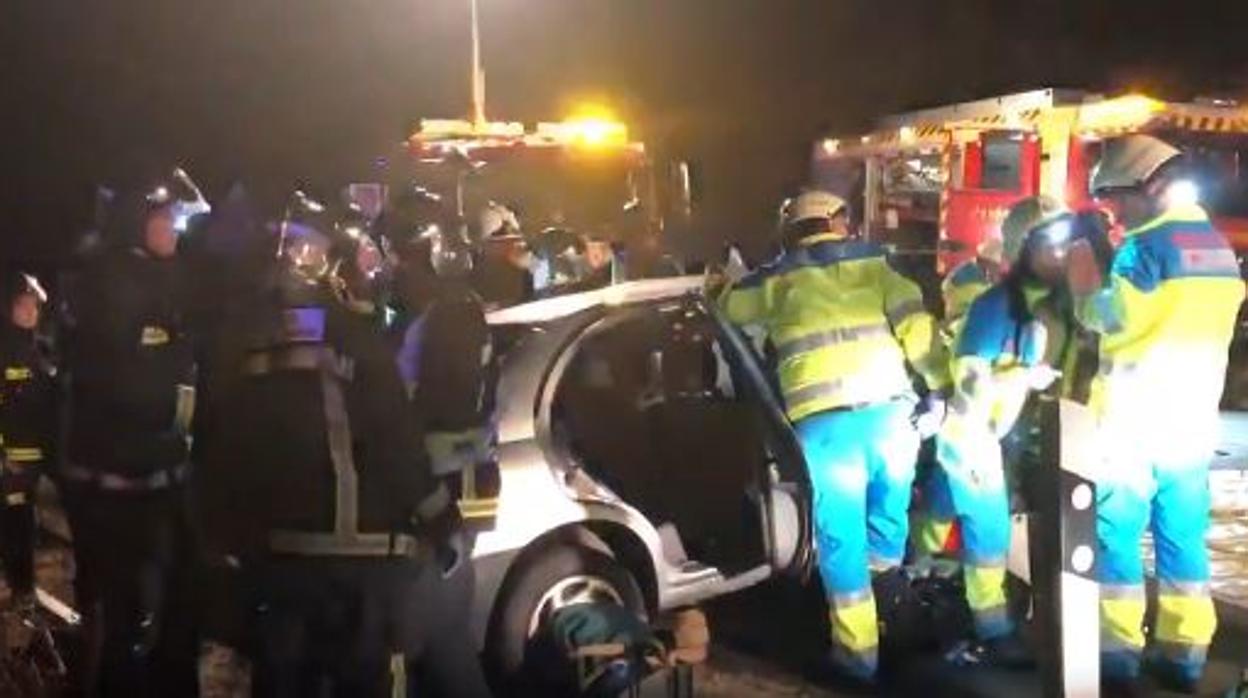 Bomberos rescatan dos heridos tras un accidente en Collado Mediano