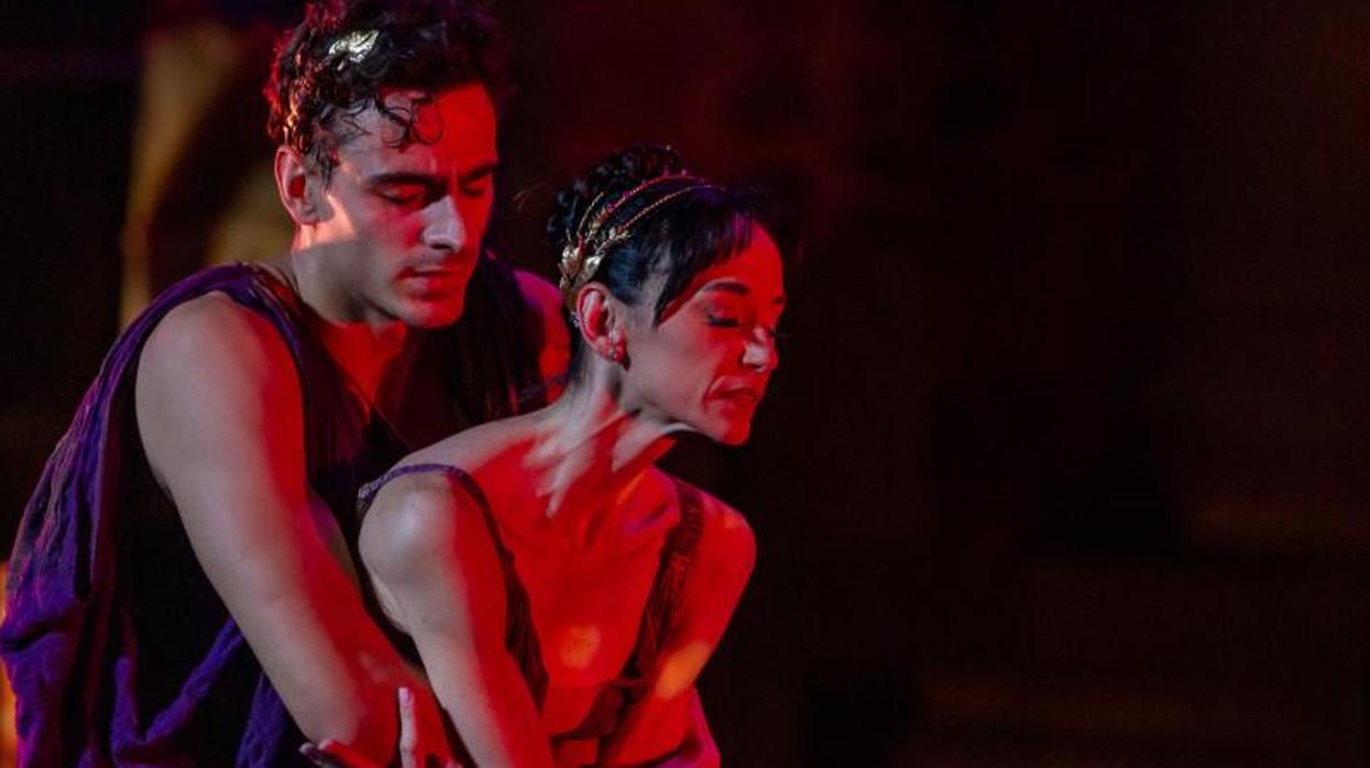 Mariano Cardano y Lucía Lacarra representando la obra Antígona en el 65 Festival de Mérida