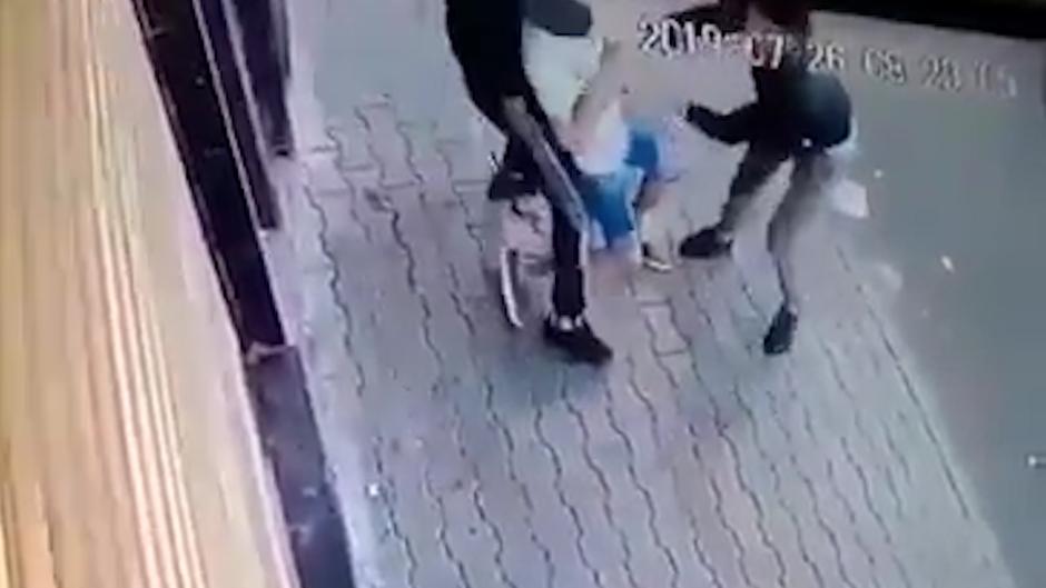 Dos ladrones dejan inconsciente a un joven en Marruecos mediante el estrangulamiento «mataleón»