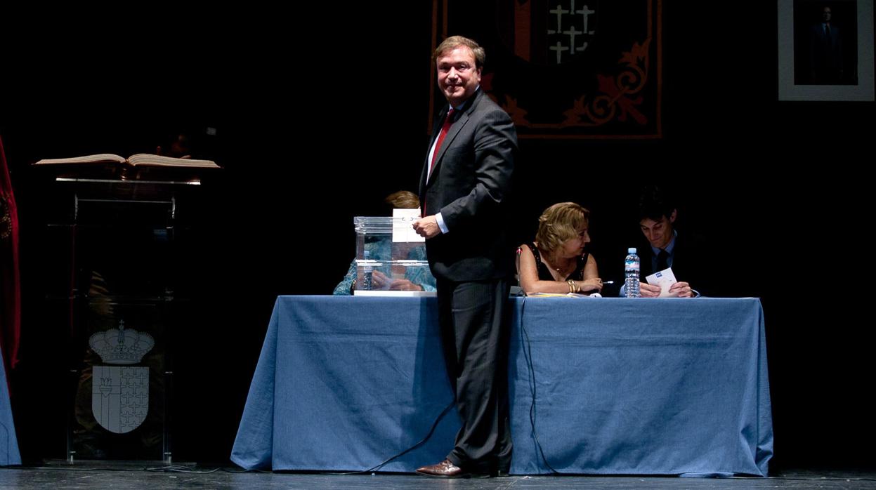 Juan Soler, exalcalde de Getafe, tomando posesión del cargo en 2011