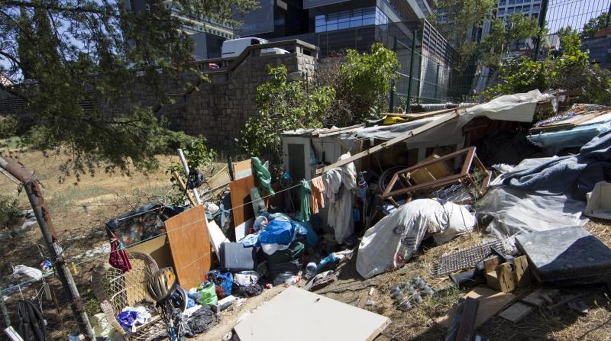 Una casa de hojalata se ha convertido en el improvisado basurero de los sintecho de la M-30. Allí, rodeado de ratas, acumulan toda clase de objetos: bicicletas, puertas, paraguas, maletas, sartenes...