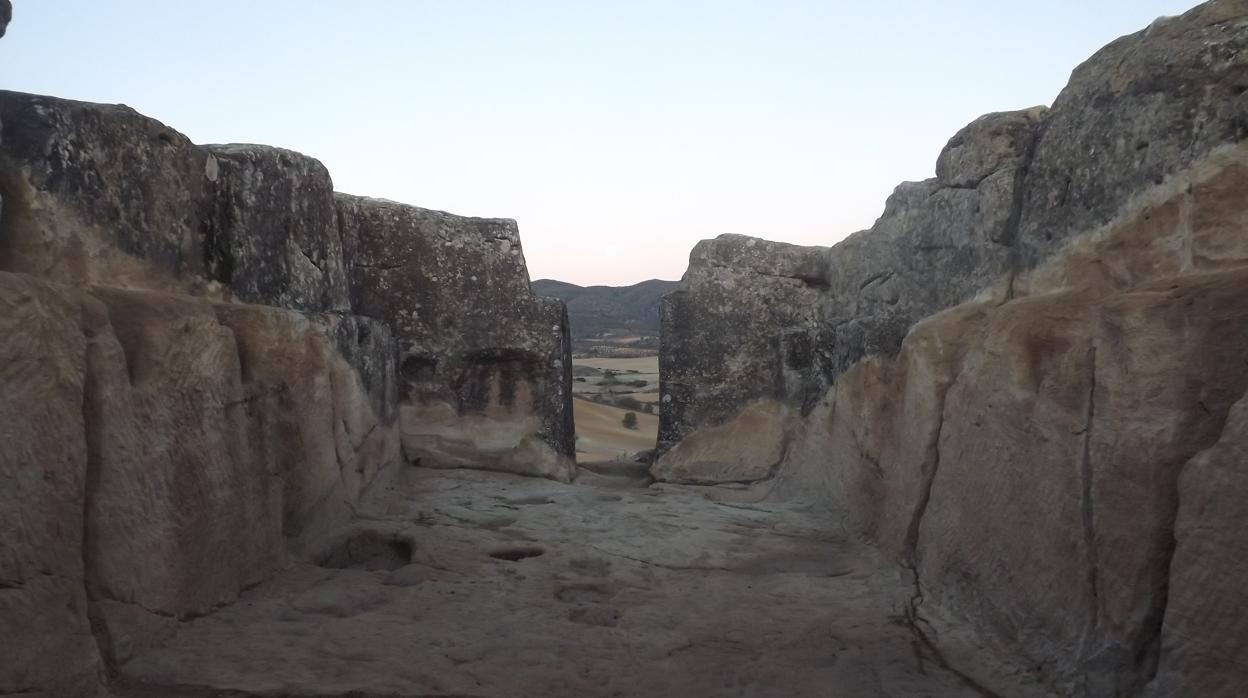 Una de las grandes estancias excavadas en la roca en La Cava