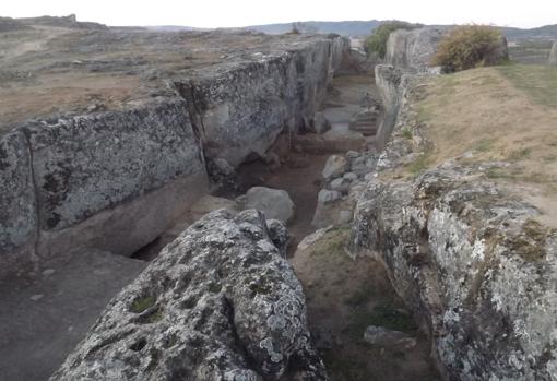 Pasillo excavado en la roca entre las tres estancias