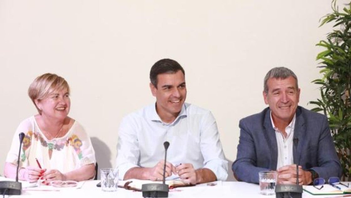 Pedro Sánchez, en el centro, durante la reunión con plataformas contra la despoblación