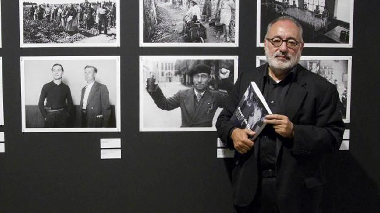 Carlos Pérez de Rozas, hace unos años en una exposición sobre la saga de fotógrafos de su familia