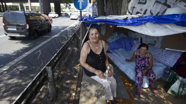 Vivir bajo los puentes de la M-30: «Mi vida es la chabola y pedir limosna. Llevo tres años así»