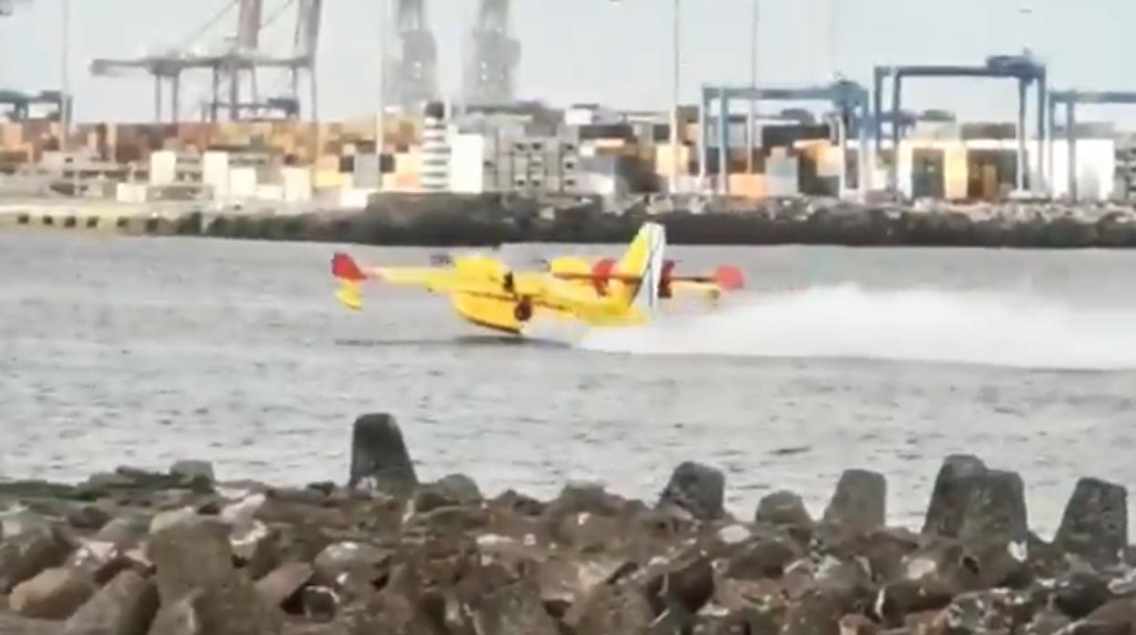 Vídeo: aplausos en Canarias a los hidroaviones al tomar agua en puertos para el incendio