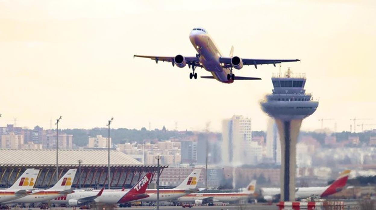 Un avión despega del aeropuerto de Barajas