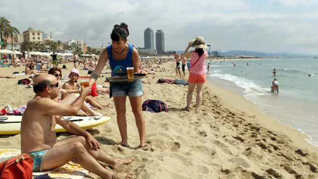 Cerveza, paella, pueblo y playa: las preferencias de los madrileños en sus vacaciones de verano