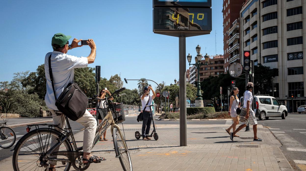 Imagen de un termómetro en plena calle en Valencia