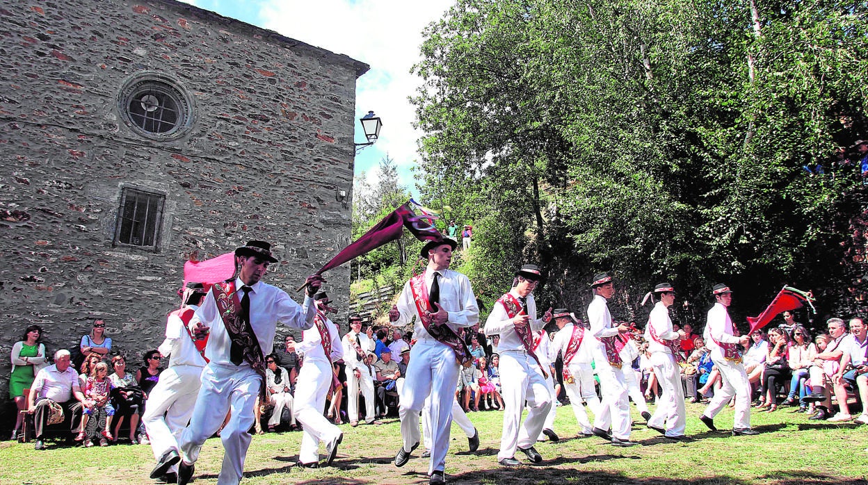 Los turistas aprovechan para acudir a las fiestas patronales. En la imagen, Valle de Fornela, en León