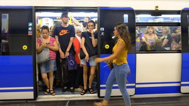 El metro, lleno en agosto: «Pensaba que habría menos gente, pero algunos no pueden ni entrar»