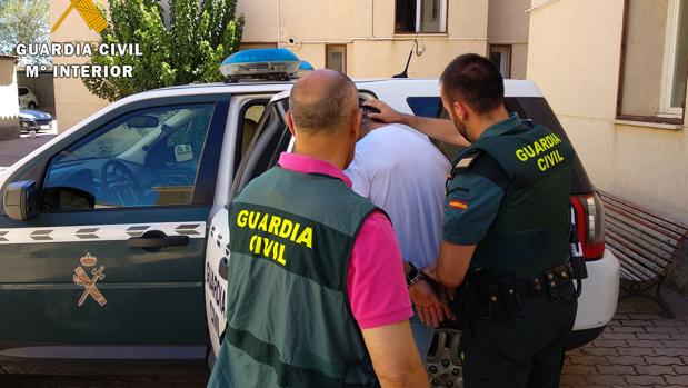 Cinco detenidos por robar amenazando con un arma de fuego en comercios de cinco pueblos