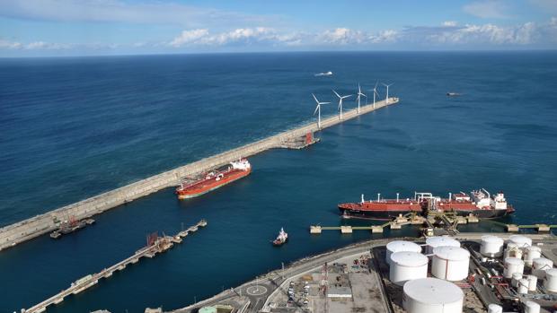 El puerto de Valencia, primero de España con repostaje de gas licuado desde tierra