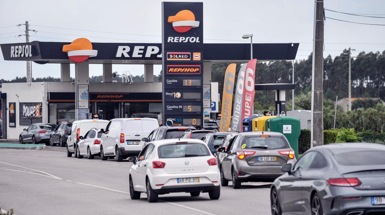 Turismos se agolpan a la entrada de una gasolinera en Portugal el pasado jueves ante la inminente huelga