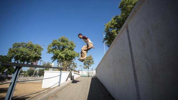 Detenido un hombre que agarró del cuello y golpeó contra un escaparate a un menor que hacía «parkour»