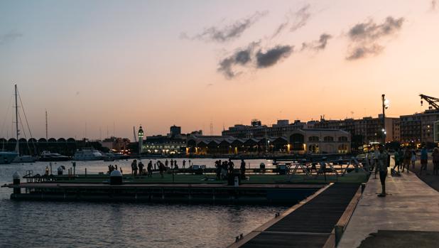 Plan de cine en Valencia: ver «Tiburón» desde una colchoneta flotando en el mar