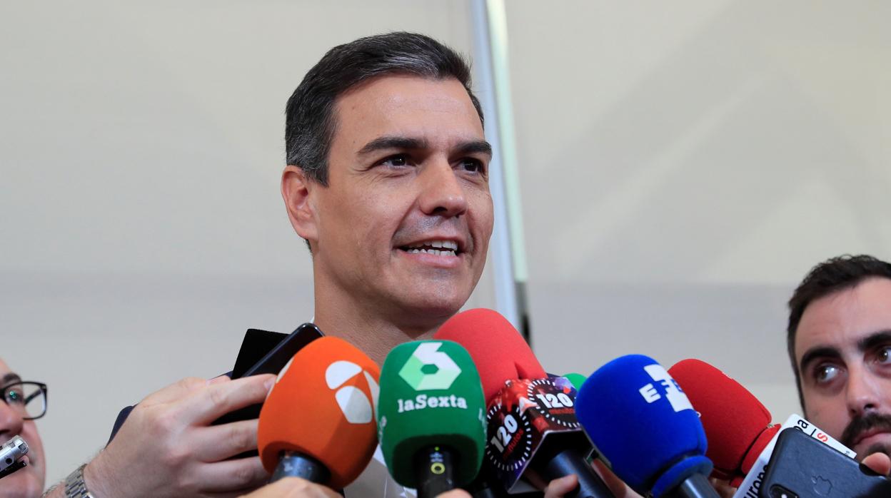 El presidente del Gobierno en funciones, Pedro Sánchez, realiza declaraciones antes de su reunión con representantes de diversos sectores culturales, la semana pasada