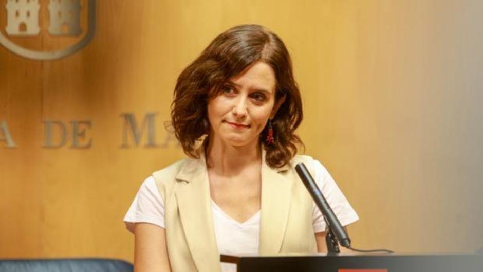 El momento en el que Isabel Díaz Ayuso es investida presidenta de la Comunidad de Madrid