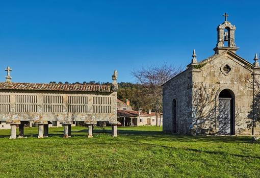 El hórreo y la capilla