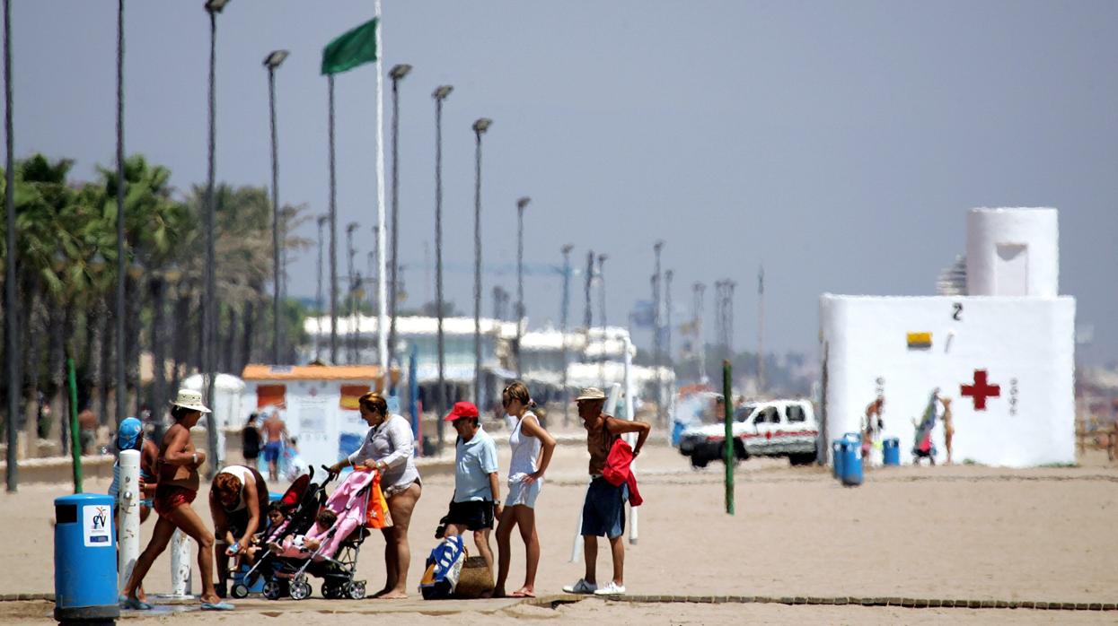 Imagen de archivo de la playa de La Malvarrosa con la bandera verde