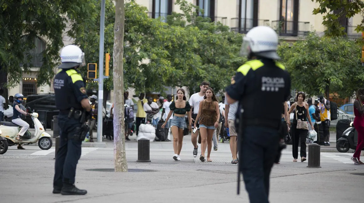 Agentes supervisando las calles en Barcelona