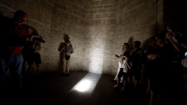 La ventana diseñada para que solo entre luz cada 15 de agosto