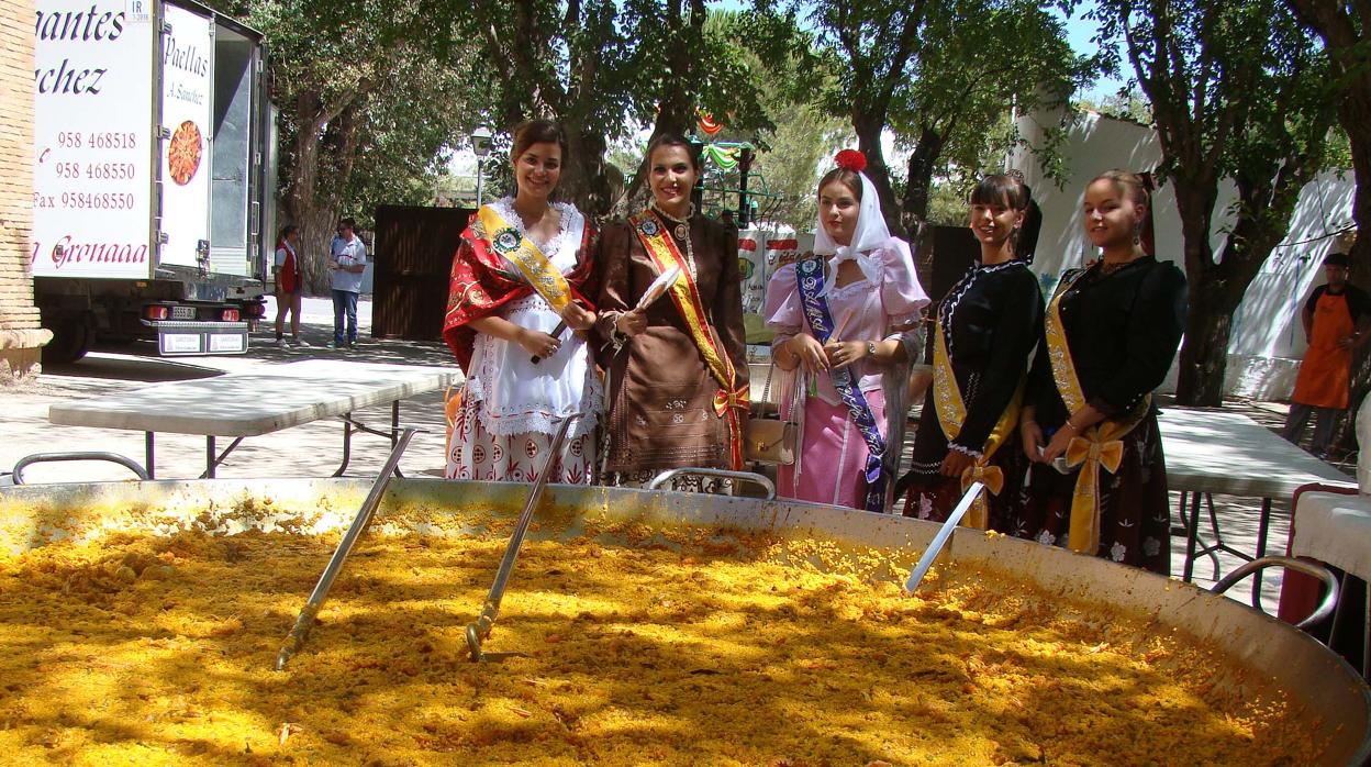 Tras la misa se ha servido una paella para los vecinos de Quintanar