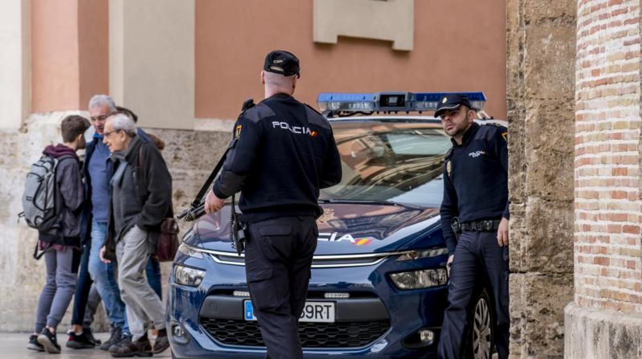 Dos policías nacionales durante una intervención en Valencia