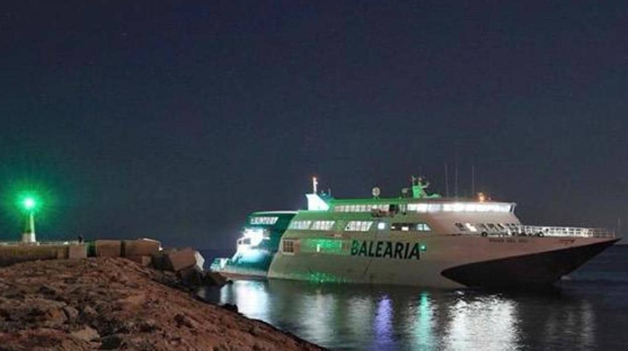 El ferry que ha quedado encallado en Dénia