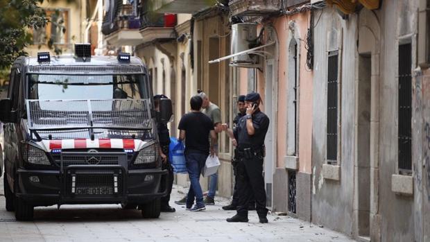 Dos menores y un joven, los tres detenidos en menos de 10 horas por robos con navaja en Barcelona