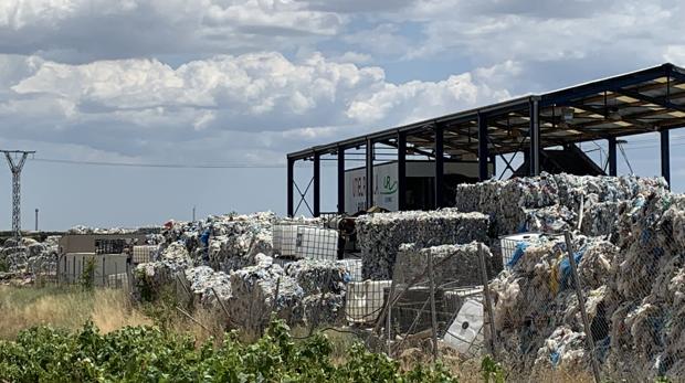 «Mar de plásticos»: la contaminación llega a los viñedos de vino de Utiel