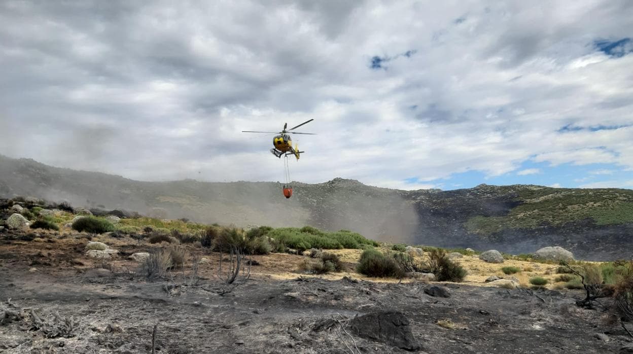 Helicóptero en los trabajos de extinción de El Raso Candeleda