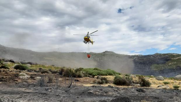 El incendio de El Raso en Candeleda (Ávila), baja a nivel 0 pero sigue activo