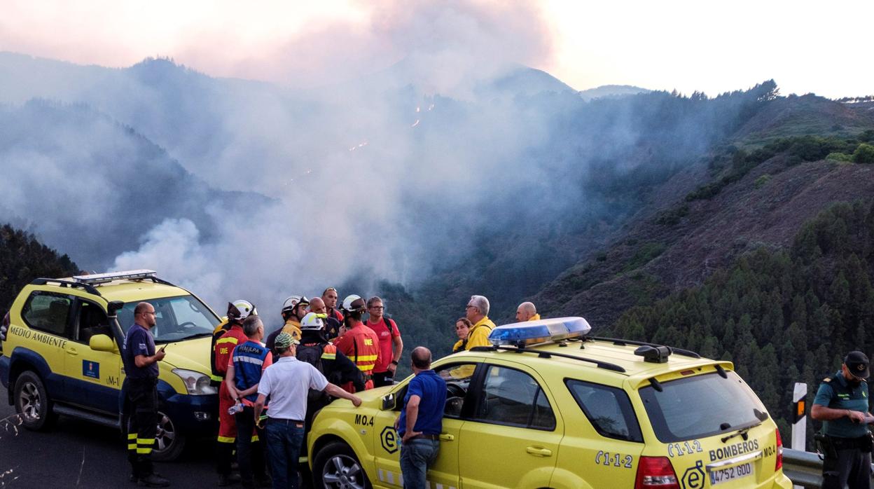 Un dispositivo de emergencia trabaja en la extinción de un incendio de Gran Canaria en el municipio de Valleseco