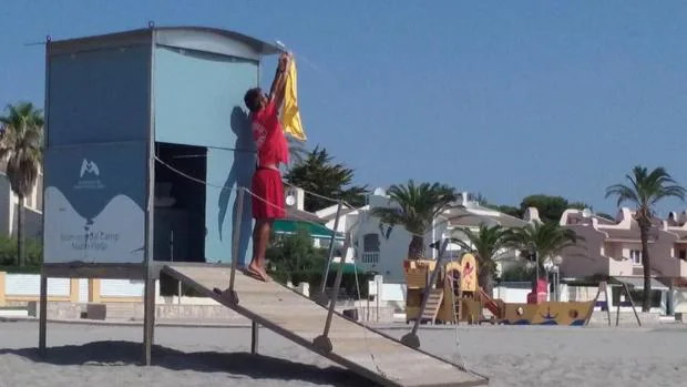 Prohibido bañarse en 14 playas catalanas y «máxima precaución» en las 71 con bandera amarilla