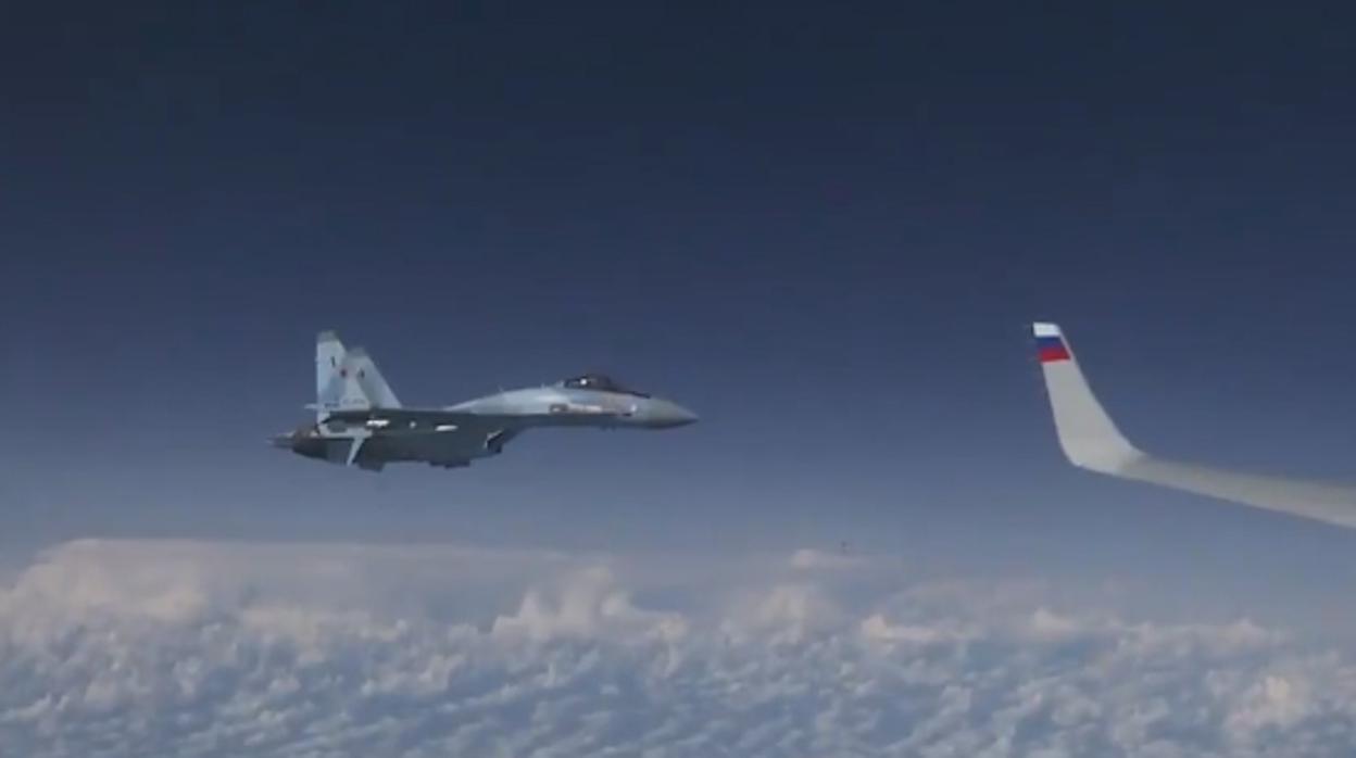 F-18 español sobre el Báltico junto al Su-27 ruso