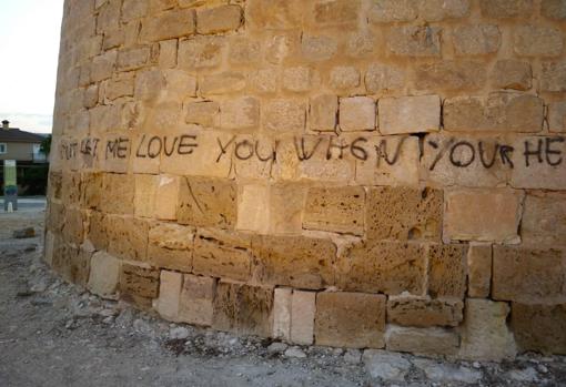 Otra de las pintadas en la torre de El Campello