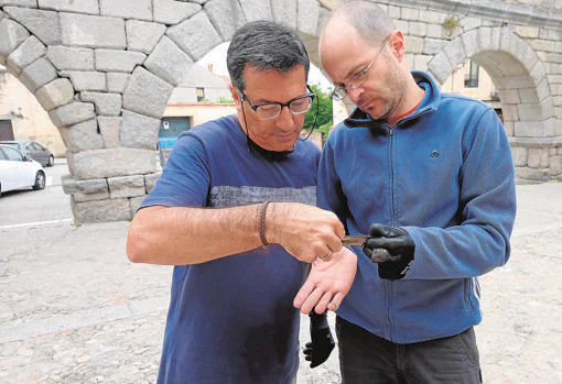 Los ornitólogos Esteban Casaux y Javier Llorente, con un ejemplar