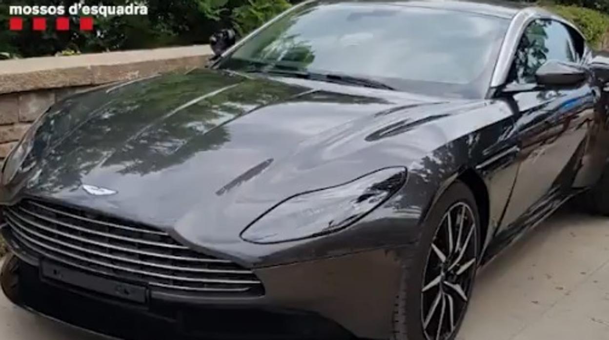 El Aston Martin que los Mossos interceptaron esta tarde en Montjuïc