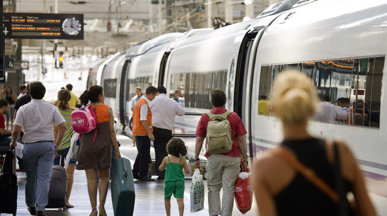 Tren de alta velocidad en la estación de Chamartín